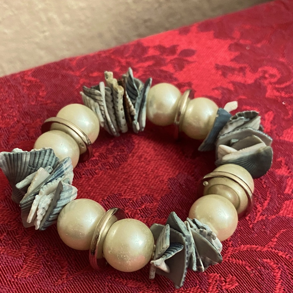 5/$10❤️❤️❤️Vintage 90s Faux Pearl & Shells Stretchy Bracelet